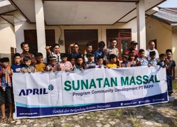 Memanfaatkan waktu liburan sekolah, puluhan anak di Desa Air Hitam Kecamatan Ukui, Kabupaten Pelalawan mengikuti sunatan massal yang digelar PT Riau Andalan Pulp and Paper (RAPP). 