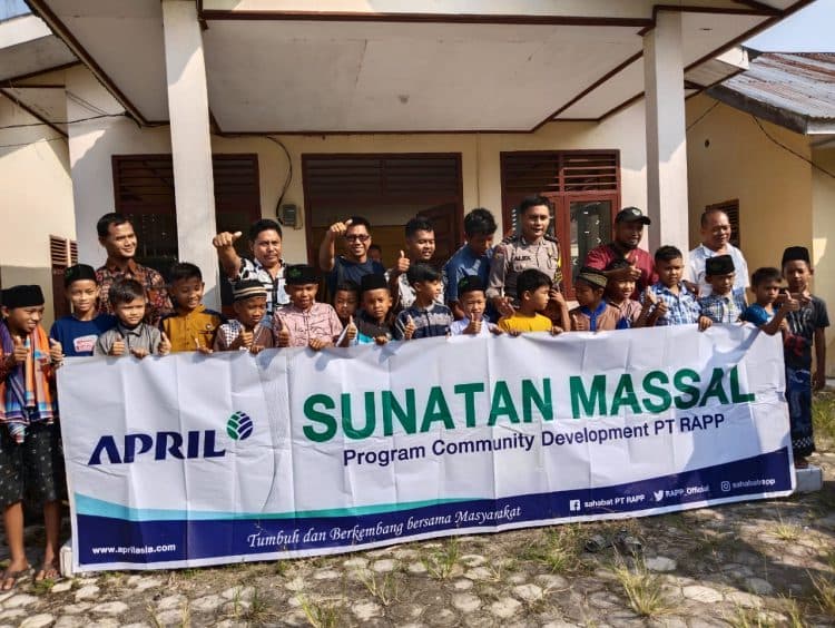 Memanfaatkan waktu liburan sekolah, puluhan anak di Desa Air Hitam Kecamatan Ukui, Kabupaten Pelalawan mengikuti sunatan massal yang digelar PT Riau Andalan Pulp and Paper (RAPP). 