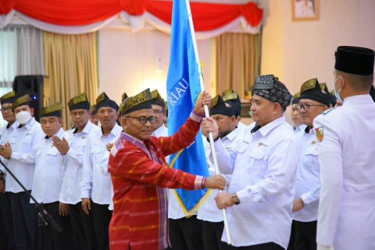 Ketua Umum PWI Pusat, H Atal S. Depari menyerahkan bendera pataka kepada Ketua PWI Provinsi Riau, H Zulmansyah Sekedang sebagai tanda dilantiknya kepengurusan PWI Provinsi Riau Periode 2022-2027