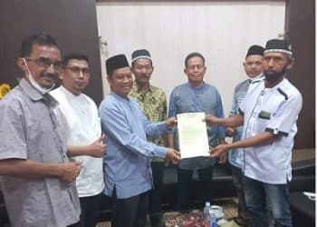 Warga Bukit Abbas diwakili Slamet Redianto dan sejumlah warga lainnya menyerahkan surat kepada Wakil Ketua I DPRD Kota Dumai, Mawardi dan Wakil Ketua II, Bahari mengenai kepastian hak menjadi warga Kabupaten Bengkalis