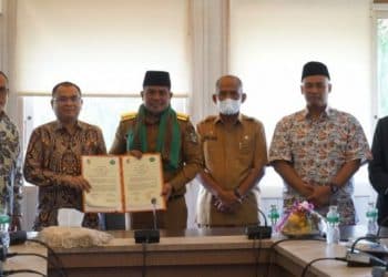 Bupati Pelalawan dan Rektor Unilak saat penandatangan kerjasama peningkatan SDM.