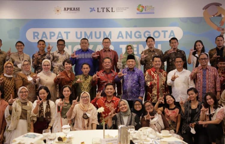 Wakil Bupati Siak Husni Merza foto bersama peserta Rapat Umum Anggota Lingkar Temu Kabupaten Lestari (RUA LTKL) tahun 2022.