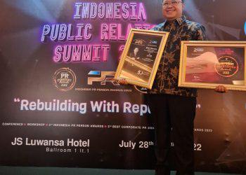 Penghargaan Corporate Reputation Awards 2022 diterima oleh Senior Executive Vice President Credit Risk bank bjb Galis Prasetya.