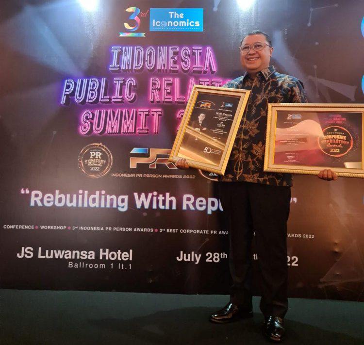 Penghargaan Corporate Reputation Awards 2022 diterima oleh Senior Executive Vice President Credit Risk bank bjb Galis Prasetya.