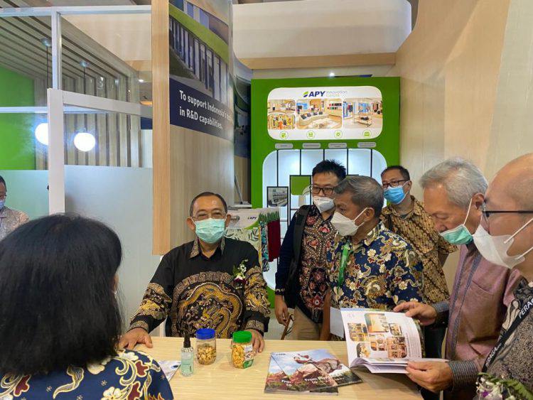 Plt Dirjen Industri Kimia Farmasi dan Tekstil Kementerian Perindustrian Ignasius Warsito ditemani Direktur Asia Pacific Rayon (APR) Basrie Kamba saat mengunjungi booth APR di gelaran Indo Intertex 2022