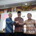 Gubernur Riau Syamsuar foto bersama dengan Gubernur Sumbar dan Gubernur Jambi saat peremun dengan Komisi II DPR RI.