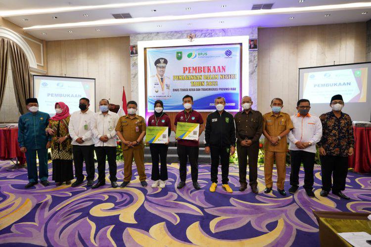 Gubernur Riau Syamsuar foto bersama saat pembukaan kegiatan Pemagangan Dalam Negeri tahu 2022.