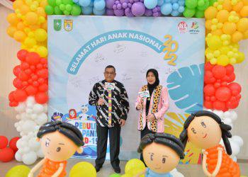 Waguri Edy Natar Nasution bersama istri foto bersama dalam perayaan HAN 2022.