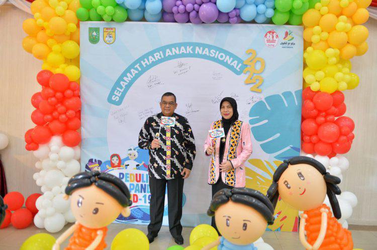 Waguri Edy Natar Nasution bersama istri foto bersama dalam perayaan HAN 2022.