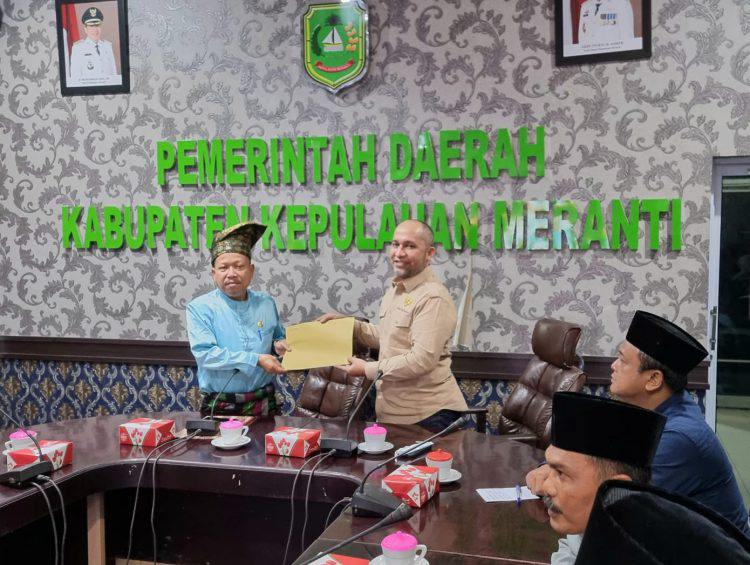 Penyerahan SAQ dari Wakil Ketua Komisi Informasi Riau Junaidi kepada Sekda Kabupaten Meranti