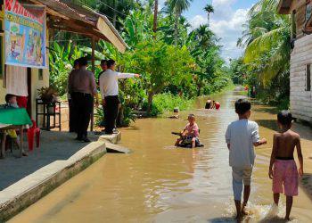 Kondisi jalan dan halaman rumah warga di Rohul yang sudah digenangi air luapn Sungai Batang Lubuh/FOTO: Istimewa.