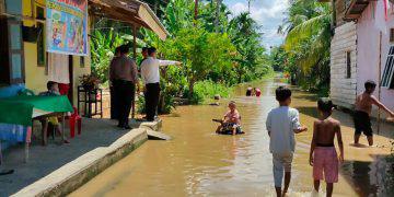 Kondisi jalan dan halaman rumah warga di Rohul yang sudah digenangi air luapn Sungai Batang Lubuh/FOTO: Istimewa.