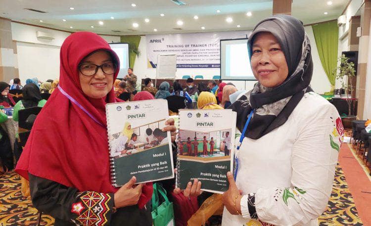 Neneng Yoharni, Guru SD dari Kuansing dan Yunita Betria, Kepala Sekolah dari Kampar merupakan 2 dari 91 Fasilitator Daerah yang mengikuti ToT Modul 1 Program School Improvement PT RAPP