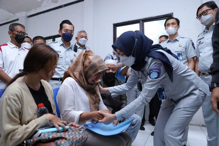 Direktur Operasional Jasa Raharja Dewi Aryani Suzana menyerahkan santunan kecelakaan Bekasi (1/09/22)