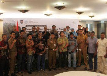 Peseta dan berbagai tamu undangan foto bersama dalam Seminar dan Lokakarya Peningkatan Kapasitas Para Pihak Sebagai Upaya Perlindungan dan Penghormatan Hak Masyarakat Hukum Adat (MHA), di Hotel Pangeran, Pekanbaru/FOTO: Istimewa.