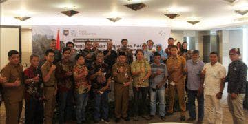 Peseta dan berbagai tamu undangan foto bersama dalam Seminar dan Lokakarya Peningkatan Kapasitas Para Pihak Sebagai Upaya Perlindungan dan Penghormatan Hak Masyarakat Hukum Adat (MHA), di Hotel Pangeran, Pekanbaru/FOTO: Istimewa.