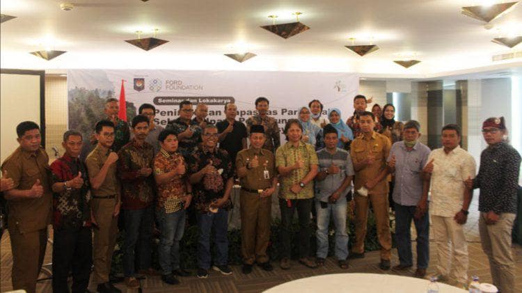 Peseta dan berbagai tamu undangan foto bersama dalam Seminar dan Lokakarya Peningkatan Kapasitas Para Pihak Sebagai Upaya Perlindungan dan Penghormatan Hak Masyarakat Hukum Adat (MHA), di Hotel Pangeran, Pekanbaru/FOTO: Istimewa.