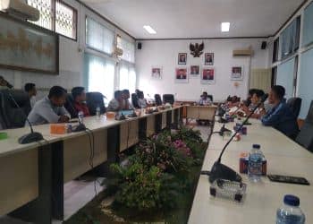 Komisi II DPRD Kuansing melaksanakan hearing pihak Manajemen PT Tambora Argo Lestari (TAL) Desa Serosa dengan pihak dua yakni Desa Sungai Pinang dan Desa Tanjung, Rabu 5 Oktober 2022 di ruang hearing DPRD Kuansing.