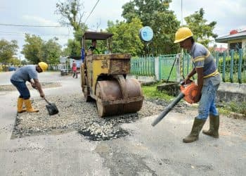 Kontraktor Instalasi Pengolahan Air Limbah (IPAL) sejak minggu lalu, mulai melakukan perbaikan jalan yang rusak akibat bocornya pipa air PDAM Tirta Siak di Jalan Rajawali, Dahlia, Melati, Kenanga dan lokasi lainnnya di Kota Pekanbaru.