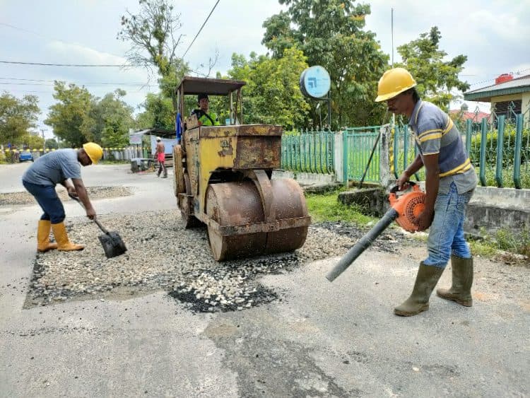 Kontraktor Instalasi Pengolahan Air Limbah (IPAL) sejak minggu lalu, mulai melakukan perbaikan jalan yang rusak akibat bocornya pipa air PDAM Tirta Siak di Jalan Rajawali, Dahlia, Melati, Kenanga dan lokasi lainnnya di Kota Pekanbaru.