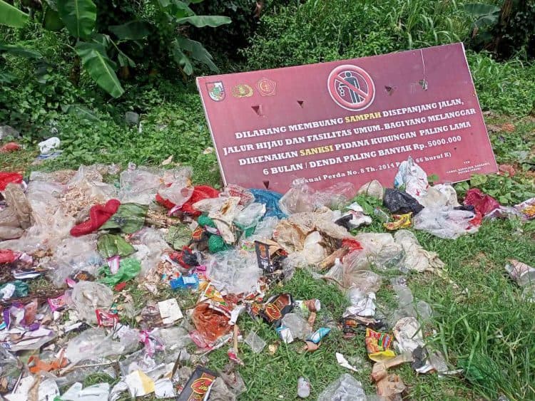 sampah menumpuk