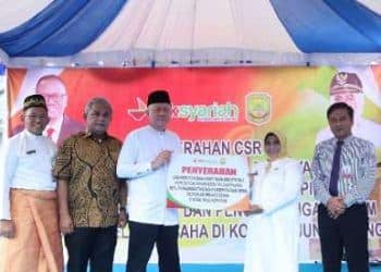 Direktur Utama BRK Syariah Andi Buchari (tengah) menyerahkan program CSR kepada Wali Kota Tanjungpinang, Kepri, Rahma (kedua kanan). BRK Syariah membantu 431 UMKM yang ada di ibu kota Kepri tersebut. - Istimewa