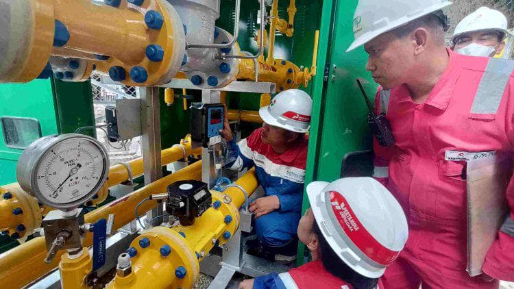 Pekerja EMP Bentu Ltd dan PT PGN berada di lokasi Metering Regulating Station (MRS) untuk kegiatan penyaluran gas perdana (gas in) di Kota Pangkalan Kerinci, Selasa, 1 November 2022