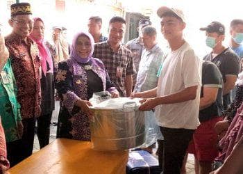 Bantuan diserahkan langsung oleh Wali Kota Tanjungpinang, Rahma bersama perwakilan BRK Syariah Cabang Tanjungpinang