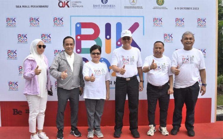 Direktur Utama BRK Syariah Andi Buchari (ketiga kanan) dan jajaran pada momen BIK 2022. Istimewa