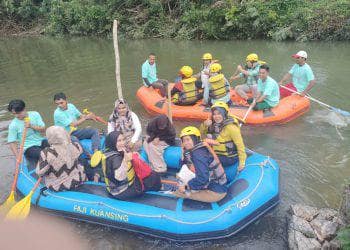 Rombongan Kadis pariwisata ikut mencoba arena arung jeram di Desa Sungai Kalelawar, Rabu (16/11/22)