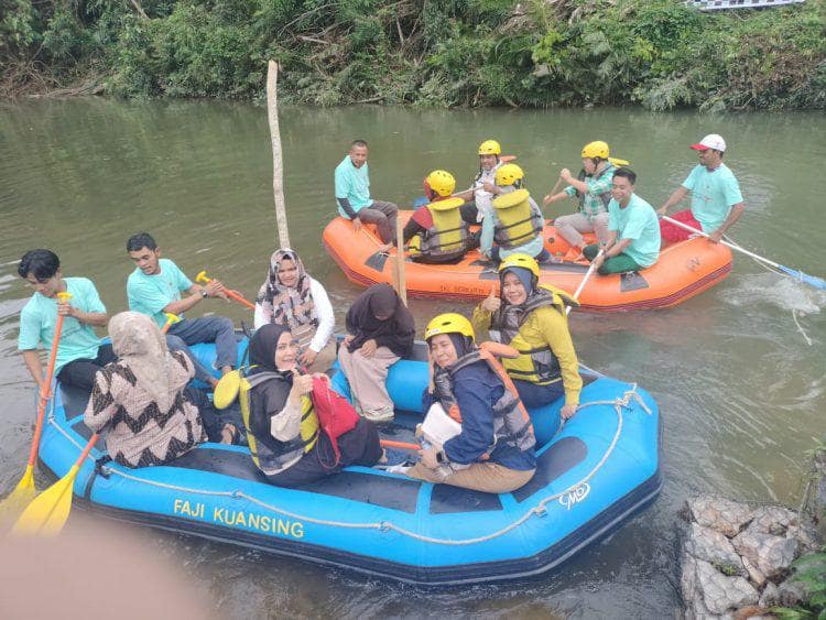 Rombongan Kadis pariwisata ikut mencoba arena arung jeram di Desa Sungai Kalelawar, Rabu (16/11/22)