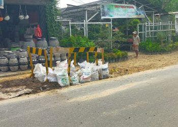 jalan rusak akibat galian pipa pdam tirta siak