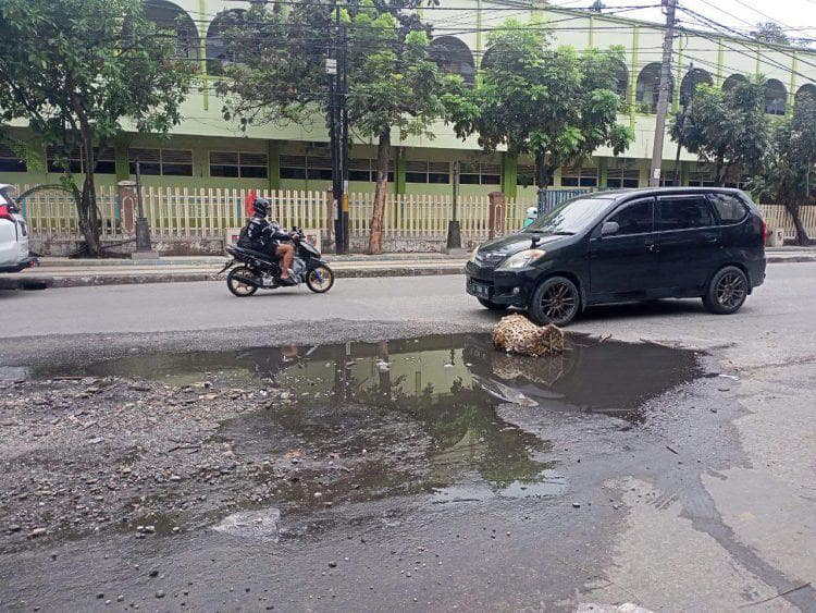 Jalan a Yani rusak