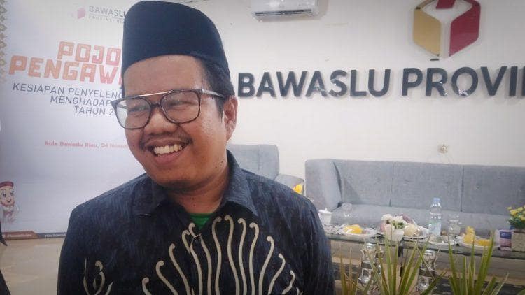 Bawaslu riau, artibut partai hari buruh