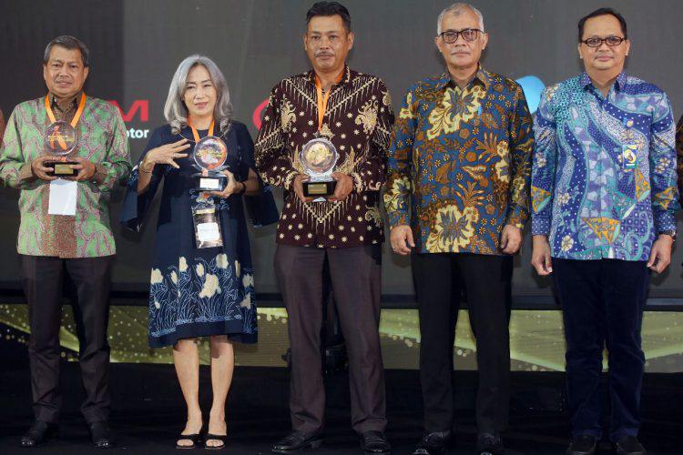 Sekretaris Jenderal Kementerian Perindustrian,
Dody Widodo (kiri) menyerahkan penghargaan National Lighthouse Industry 4.0 kepada Asia Pacific Rayon, yang diterima oleh Basrie Kamba, Direktur Asia Pacific Rayon di Kementerian Perindustrian, Selasa (6/12/2022). APR menjadi perusahaan yang dinilai telah mampu menerapkan teknologi berbasis industri 4.0 dan menjadi role model bagi pelaku industri lainnya dalam mendukung implementasi industri 4.0 di Indonesia.