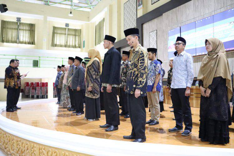 Dewan Pimpinan Pusat (DPP) Ikatan Alumni (IKA) Universitas Islam Negeri (UIN) Sjech M.Djamil Djambek Bukittinggi, periode 2022-2027, resmi dilantik Rektor UIN, Sabtu 21 Januari 2023 di aula Student Center, Kampus UIN Bukittinggi di Kubang Putiah.