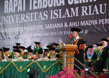 Rektor UIR Prof Dr H Syafrinaldi SH MCL melantik 1.747 wisudawan dan wisudawati pada Wisuda Doktor, Magister, Sarjana dan Ahli Madya Periode I Tahun 2023/2024 di GOR Volly Kampus UIR Pekanbaru, Kamis (16/02/2023).