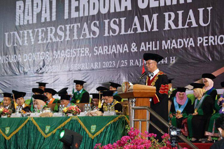 Rektor UIR Prof Dr H Syafrinaldi SH MCL melantik 1.747 wisudawan dan wisudawati pada Wisuda Doktor, Magister, Sarjana dan Ahli Madya Periode I Tahun 2023/2024 di GOR Volly Kampus UIR Pekanbaru, Kamis (16/02/2023).