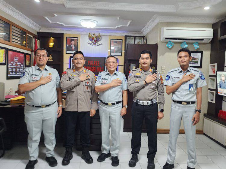 Kepala Cabang Jasa Raharja Riau, M.Iqbal Hasanuddin dengan Kapolres Indragiri Hulu, AKBP Dody Wirawijaya didampingi Kasat Lantas, AKP Rocky Junasmi di Kantor Polres Kabupaten Indragiri Hulu, Jl. Ahmad Yani No. 19, Rengat, Kamis,16 Februari 2023