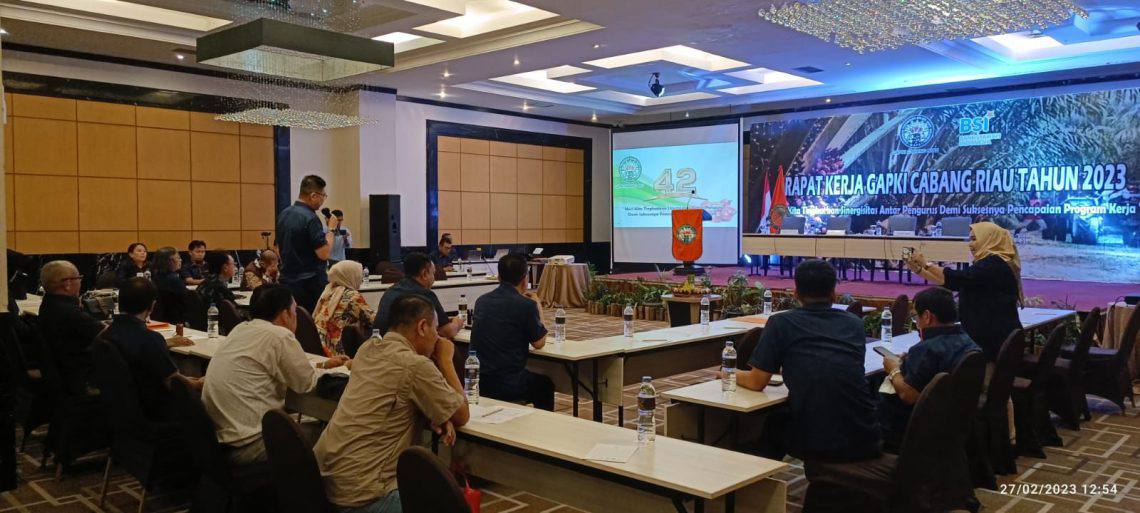 Suasana Raker Gapki Riau di Hotel Jatra Pekanbaru. Raker yang dihadiri Sekjen Gapki Edy Martono itu diwarnai aksi walkout anggotanya.