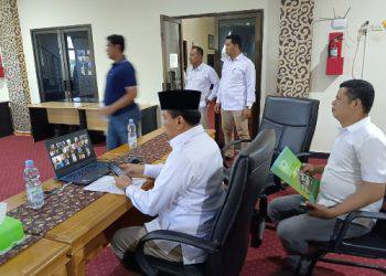 Plt Bupati Kuansing zoom meeting bersama beberapa OPD membahas anggaran 2023 di Pekanbaru  (6/02/2023)