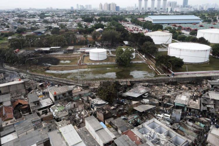 Foto udara permukiman penduduk yang hangus terbakar dampak kebakaran Depo Pertamina Plumpang di Jalan Koramil, Rawa Badak Selatan, Koja, Jakarta, Sabtu (4/3/2023).