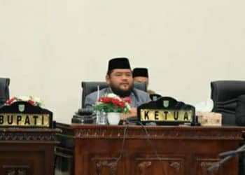 Ketua DPRD Rohul Novli Wanda Ade Putra,ST,M.Si, didampingi Wakil Ketua Nono Patria Pratama yang dihadiri langsung Wakil Bupati Rokan Hulu H.Indra Gunawan.