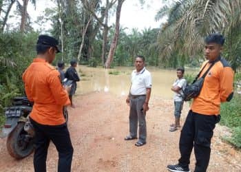 Kalaksa BPBD Kuansing bersama Tema Satgas Saat meninjau Banjir di Desa pantai dan desa lubuk Ramo kuantan mudiak, Jum'at 10 Maret 2023