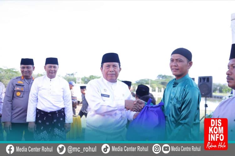 Bupati Rohul H. Sukiman Berikan Bantuan Kepada Warga Terkena Banjir.