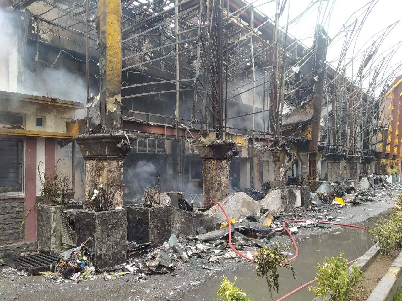 Gedung MPP Pekanbaru terbakar/Foto: Melba_Bertuahpos.