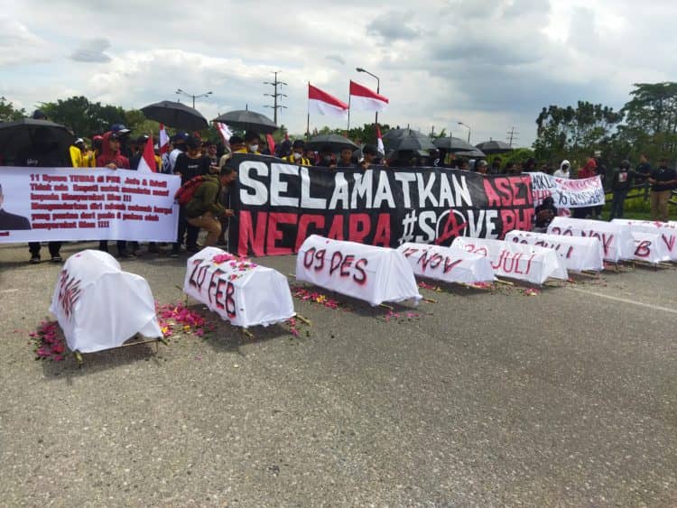 Bawa Keranda, Ratusan Massa Geruduk PT Pertamina Hulu Rokan (foto: istimewa)