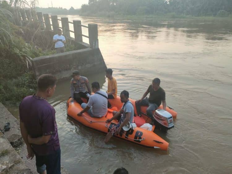 Tim SAR Pekanbaru cari bocah yang jatuh ke Sungai Kampar