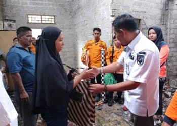 Kalaksa BPBD Kuansing saat menyerahkan bantuan kepada korban kebakaran rumah di seberang Taluk Hilir kecamatan Kuantan Tengah