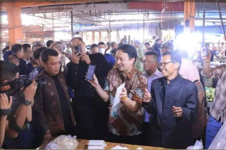 Wakil Menteri Perdagangan RI, Jerry Sambuaga, menggunakan QRIS BRK Syariah untuk transaksi pembayaran supply MinyaKita di Pasar Lima Puluh Pekanbaru (11/02/23)